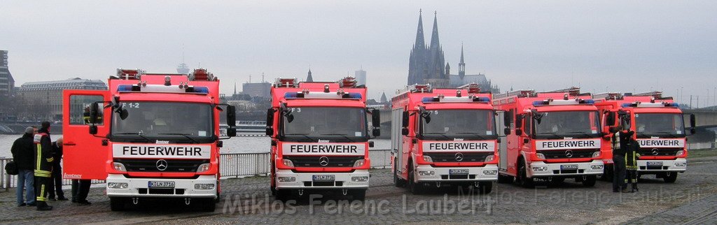 Neue LF`s fuer Koeln Uebergabe in Koeln Deutz an den Wachen  P006.JPG